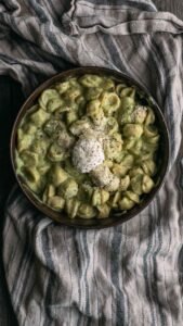 Groene broccolipasta met kruidenkaas