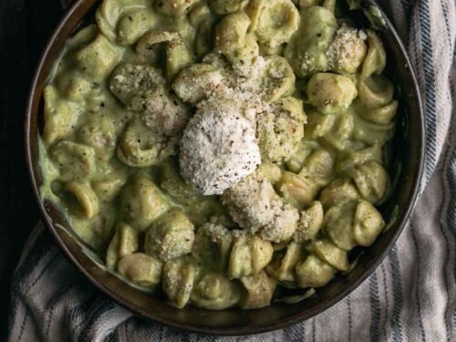 Groene broccolipasta met kruidenkaas