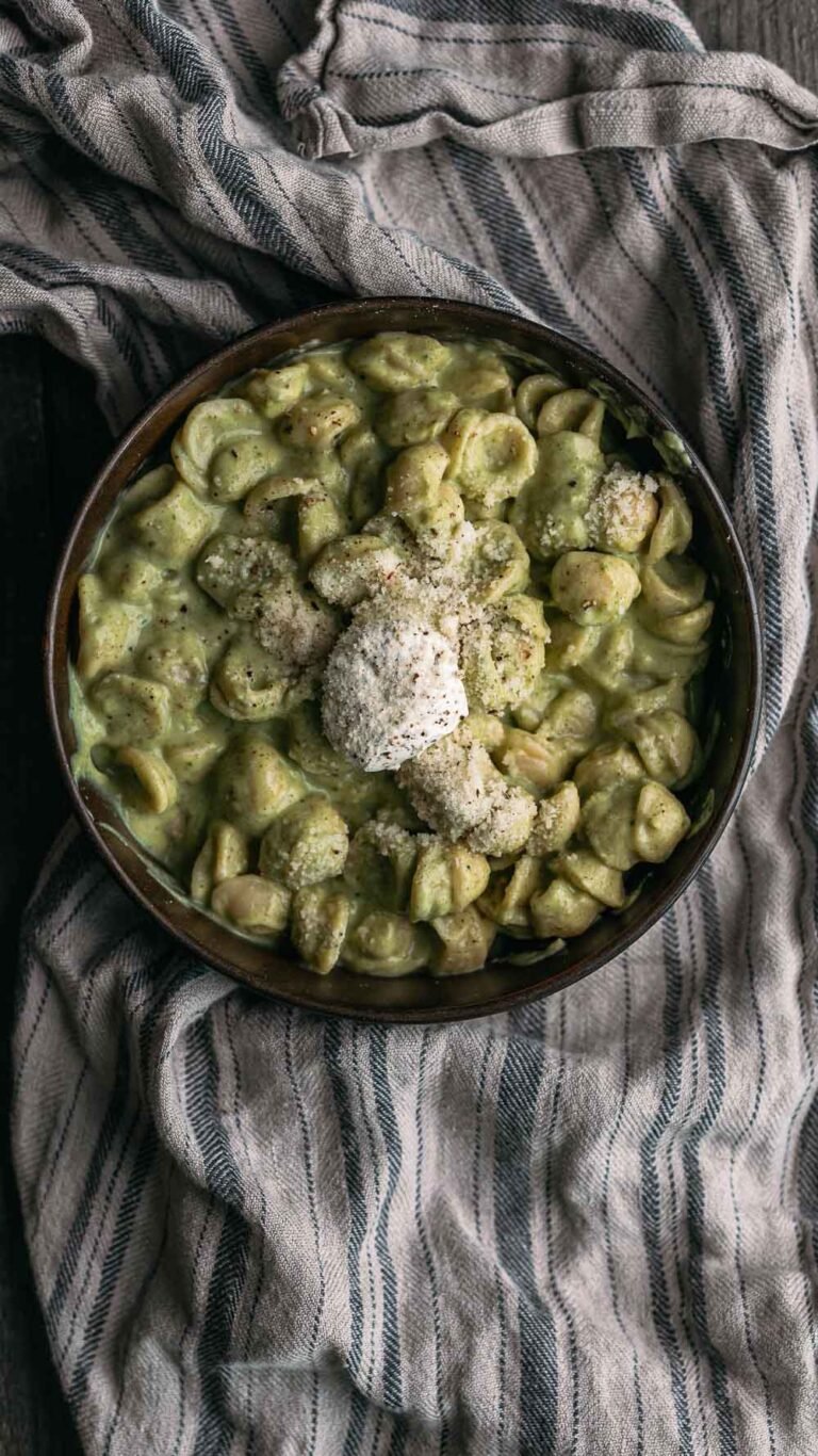 Groene broccolipasta met kruidenkaas