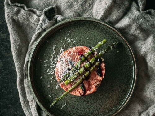 Italiaanse steak tartaar met tomaat, basilicum en Parmezaanse kaas