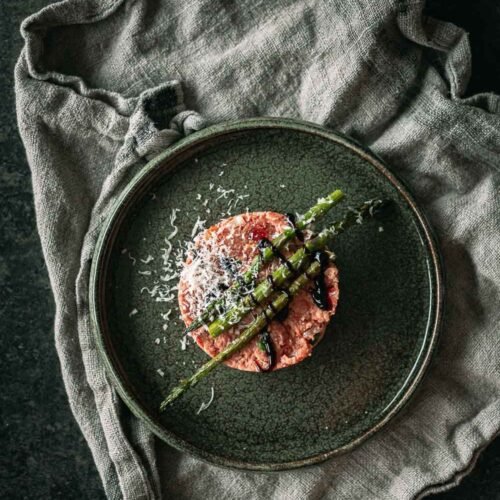 Italiaanse steak tartaar met tomaat, basilicum en Parmezaanse kaas