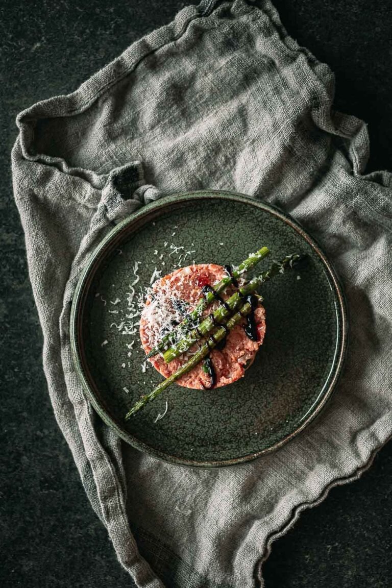 Italiaanse steak tartaar met tomaat, basilicum en Parmezaanse kaas