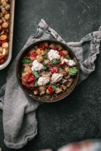 Gnocchi met aubergine, kerstomaten, burrata en crispy ham