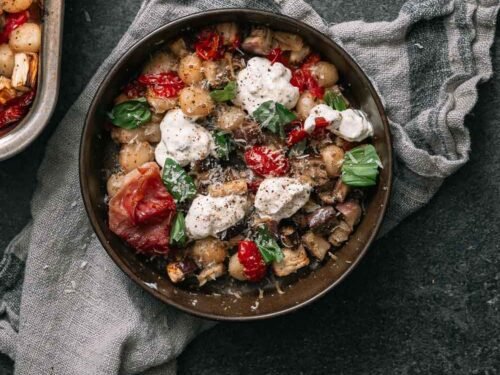 Gnocchi met aubergine, kerstomaten, burrata en crispy ham