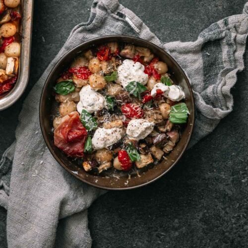Gnocchi met aubergine, kerstomaten, burrata en crispy ham