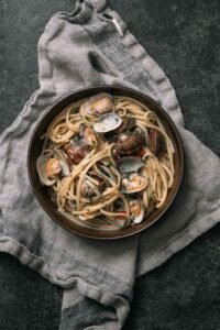 Pasta vongole met linguine, schelpen en peterselie