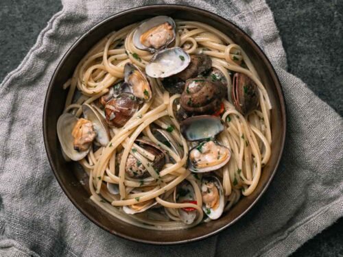 Pasta vongole met linguine, schelpen en peterselie