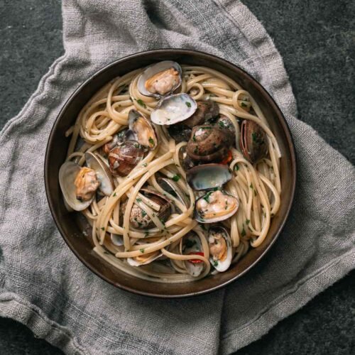 Pasta vongole met linguine, schelpen en peterselie
