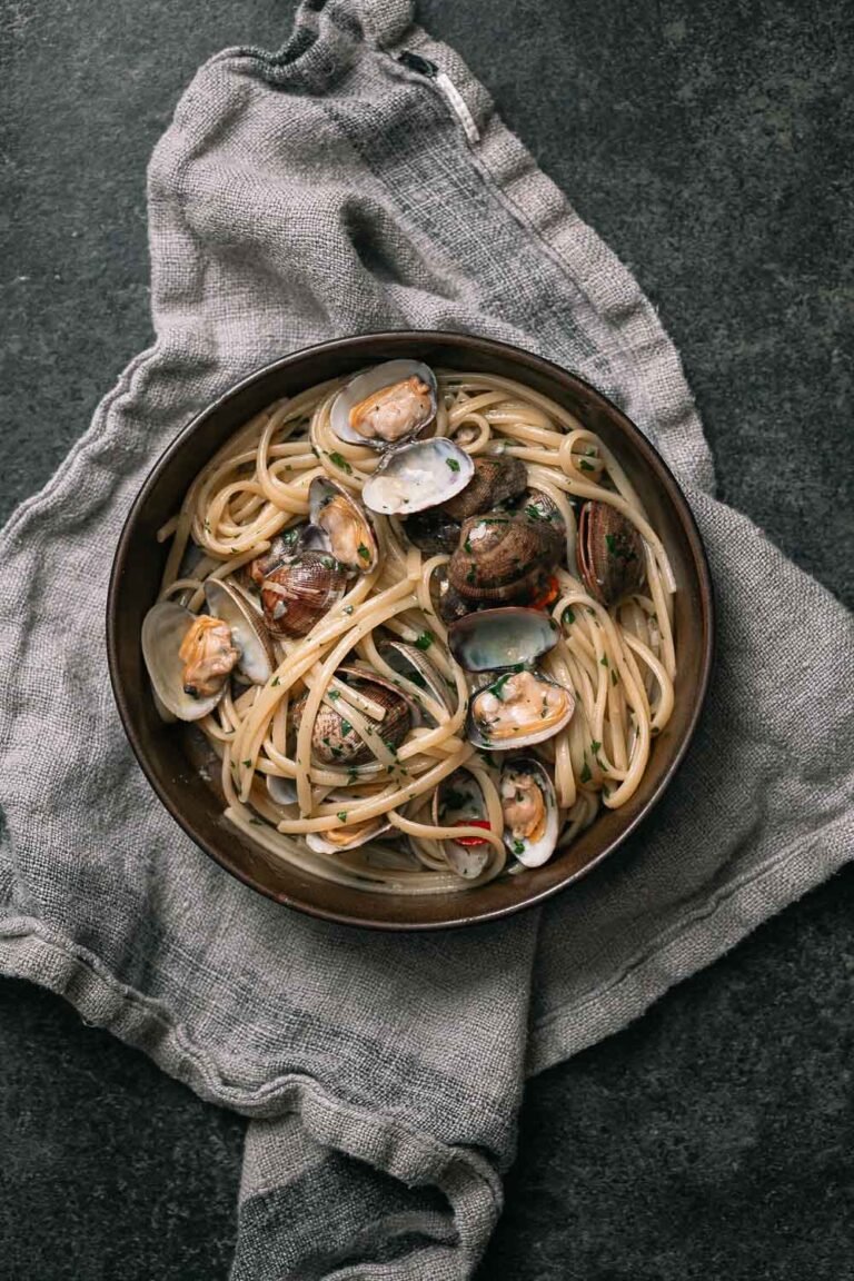 Pasta vongole met linguine, schelpen en peterselie