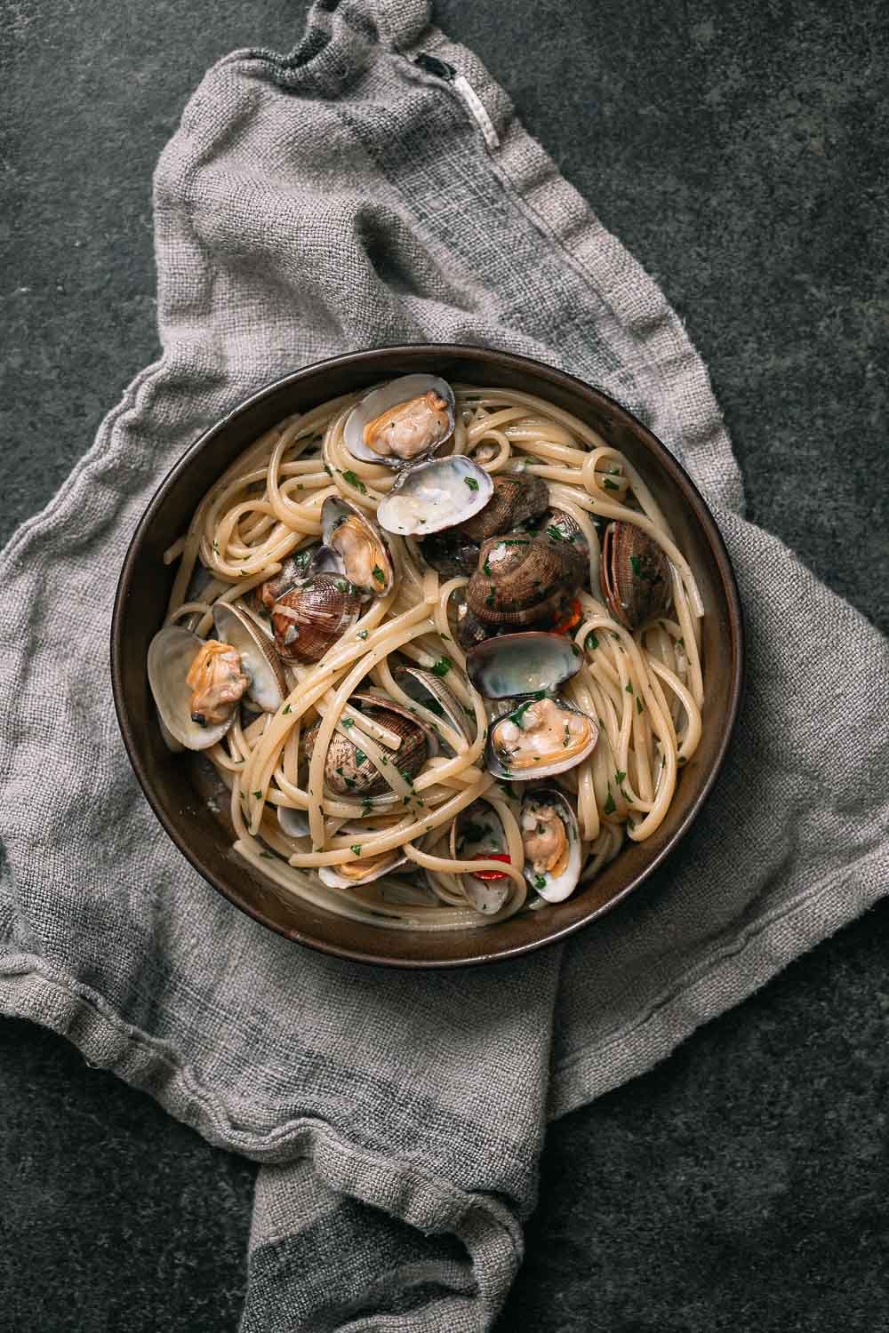 Pasta vongole met linguine, schelpen en peterselie