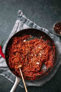 Spaghetti all'Assassina in tomatensaus met Parmezaanse kaas