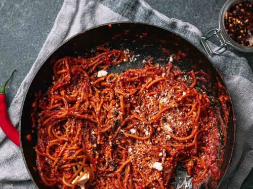 Spaghetti all'Assassina in tomatensaus met Parmezaanse kaas