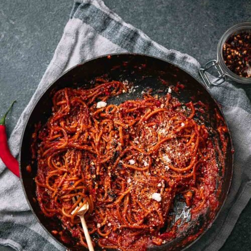 Spaghetti all'Assassina in tomatensaus met Parmezaanse kaas