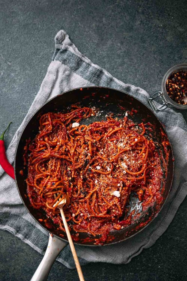 Spaghetti all'Assassina in tomatensaus met Parmezaanse kaas