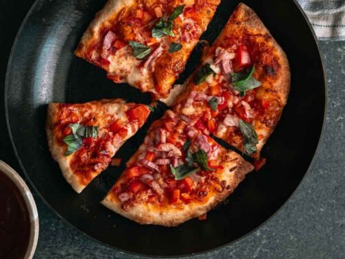 Krokante pan pizza met pancetta, paprika, mozzarella en basilicum