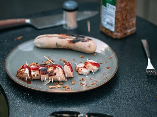 Witte pens op de BBQ met mayonaise, ketchup en gefrituurde uitjes