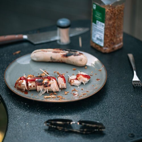 Witte pens op de BBQ met mayonaise, ketchup en gefrituurde uitjes
