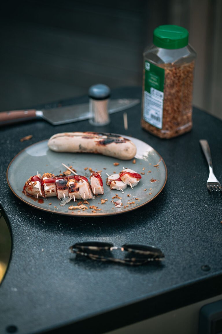 Witte pens op de BBQ met mayonaise, ketchup en gefrituurde uitjes