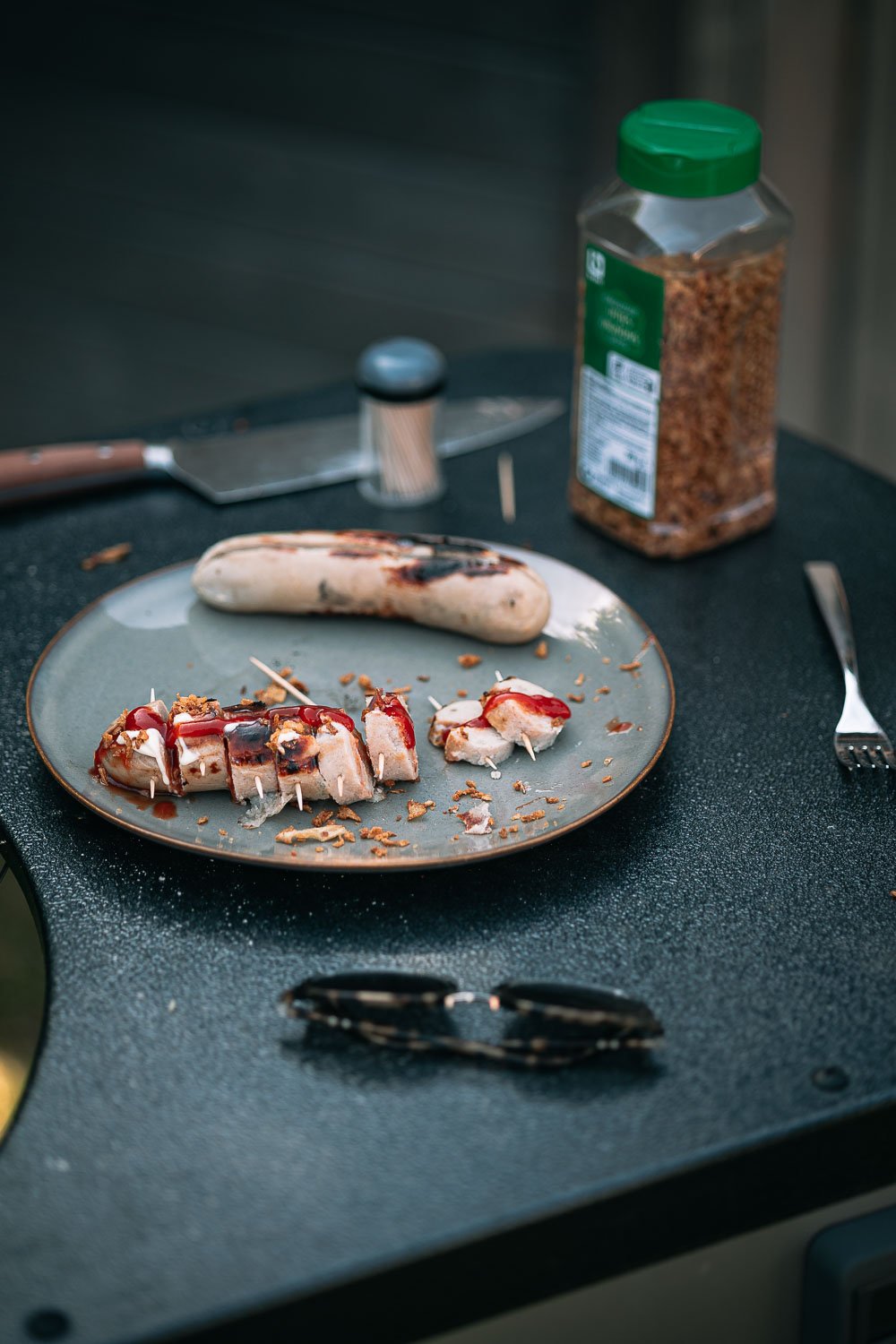 Witte pens op de BBQ met mayonaise, ketchup en gefrituurde uitjes