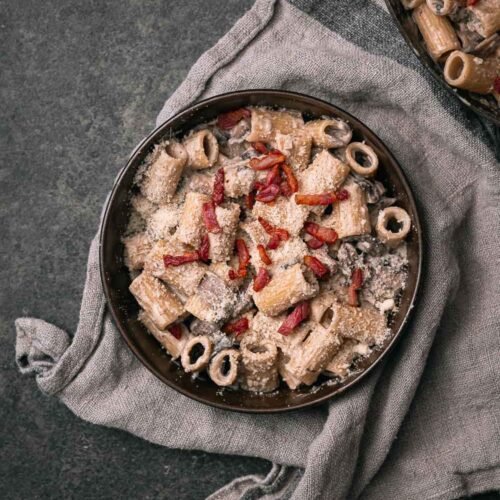 Pasta met romige peper-champignonsaus en biefstuk