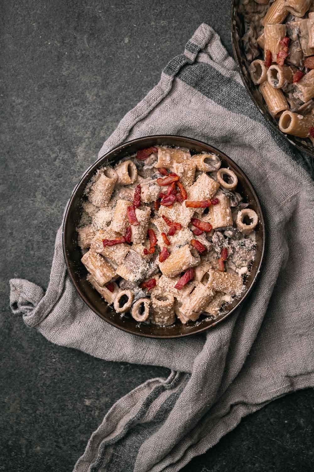 Pasta met romige peper-champignonsaus en biefstuk