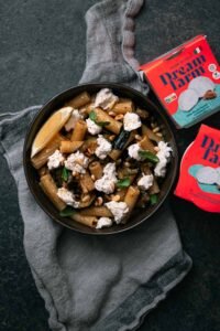 Courgette-citroenpasta met rigatoni, pijnboompitten en Dreamfarm mozzarella