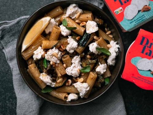 Courgette-citroenpasta met rigatoni, pijnboompitten en Dreamfarm mozzarella