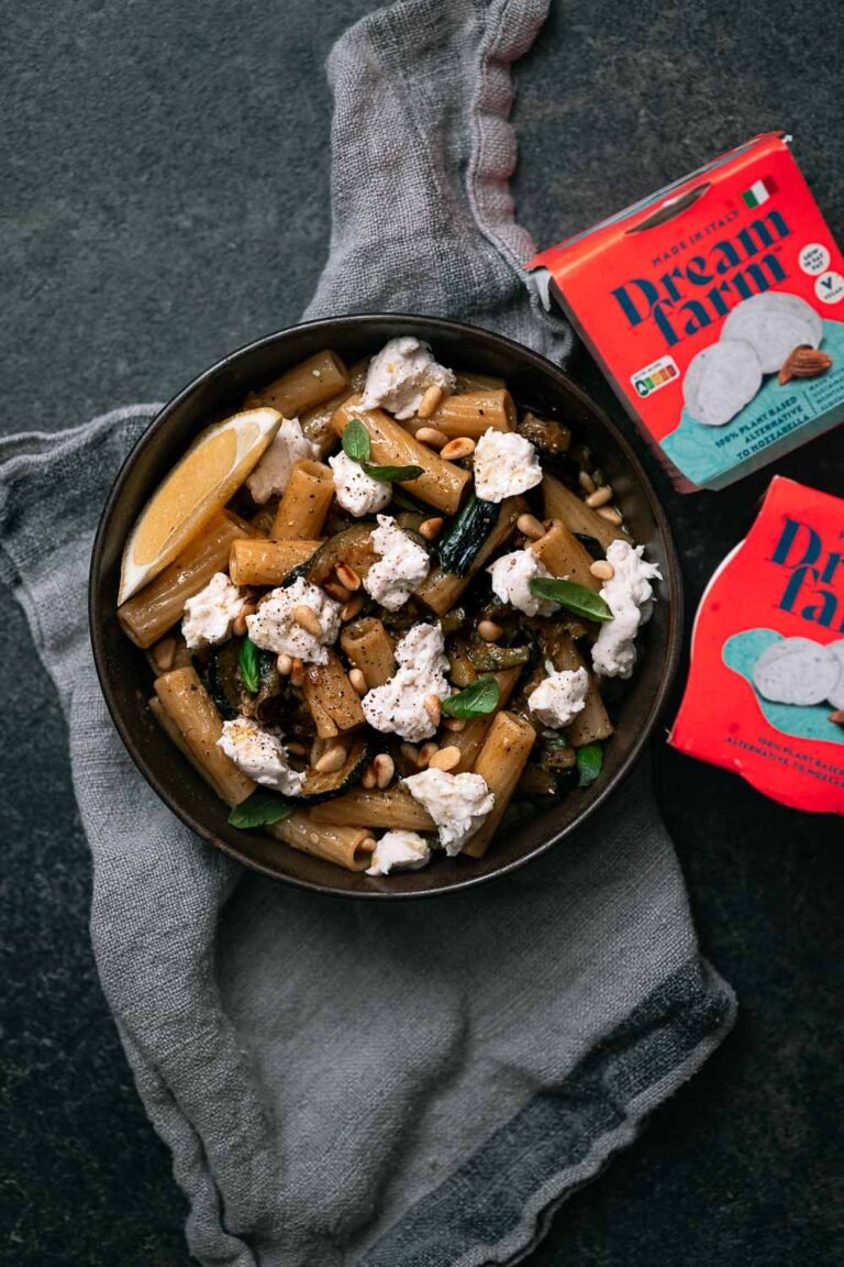 Courgette-citroenpasta met rigatoni, pijnboompitten en Dreamfarm mozzarella