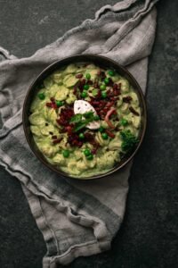 Broccoli-erwtjes pasta met orecchiette, ricotta en krokante spekjes
