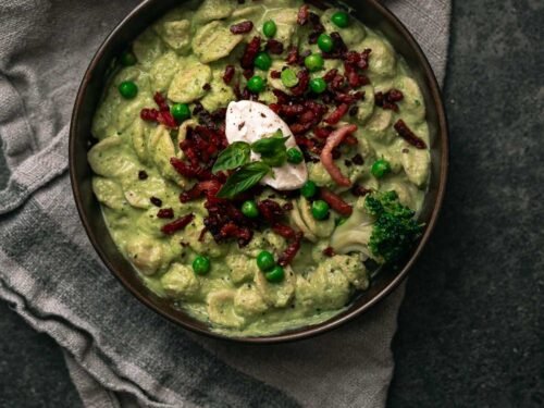 Broccoli-erwtjes pasta met orecchiette, ricotta en krokante spekjes