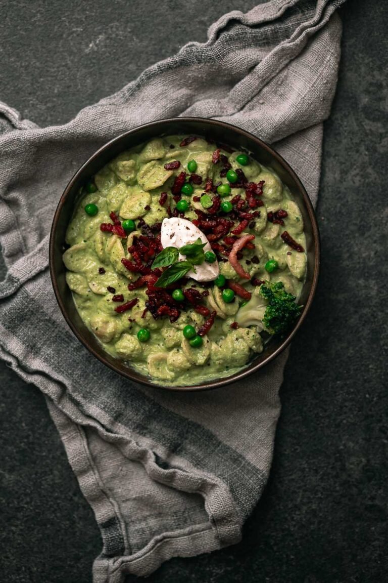 Broccoli-erwtjes pasta met orecchiette, ricotta en krokante spekjes