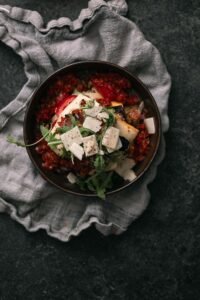 Open lasagne met saliepesto, aubergine, tomatensaus en rucola