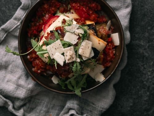 Open lasagne met saliepesto, aubergine, tomatensaus en rucola