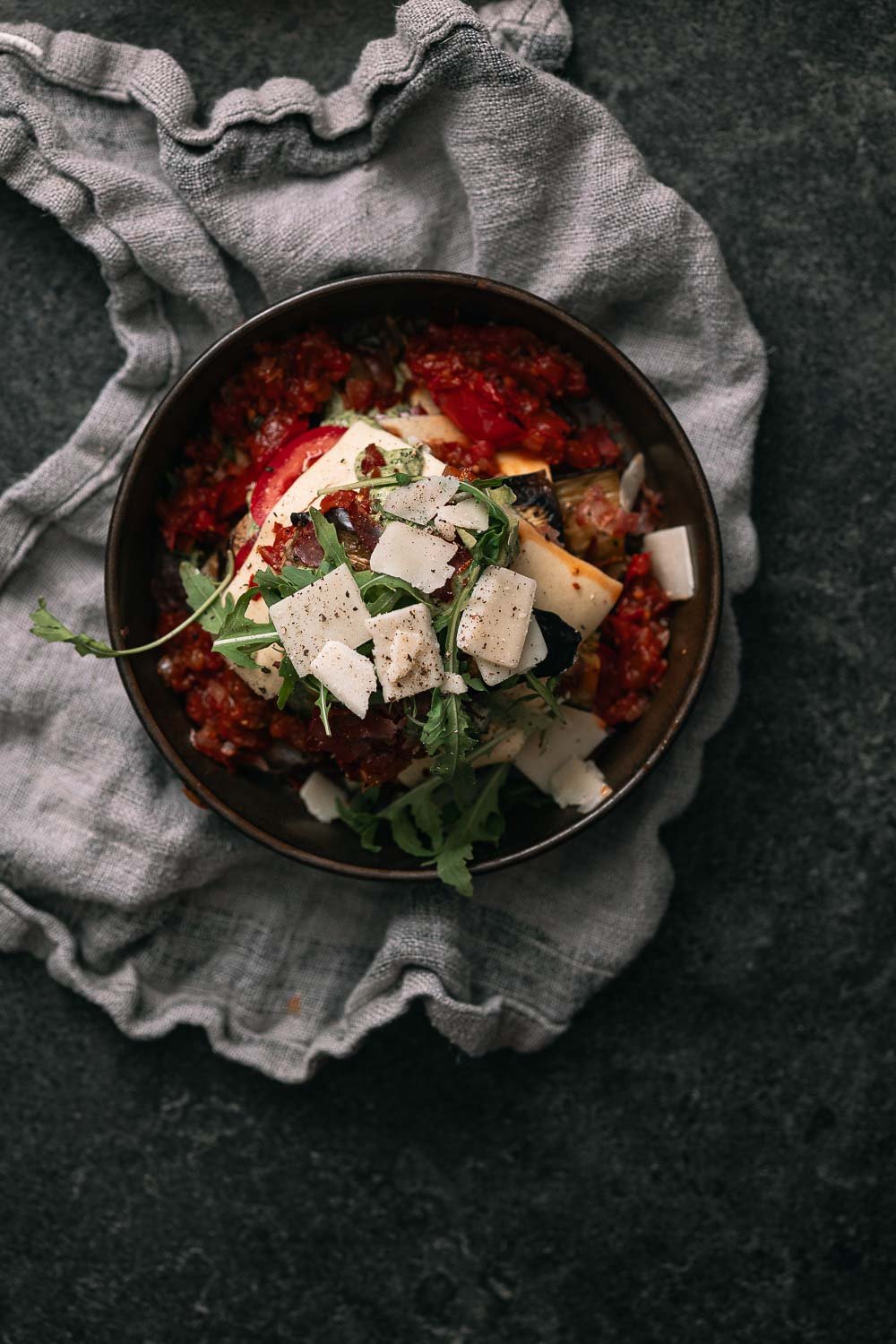 Open lasagne met saliepesto, aubergine, tomatensaus en rucola