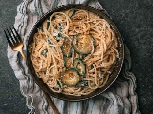 Spaghetti Nerano met gebakken courgette en Parmezaanse kaas