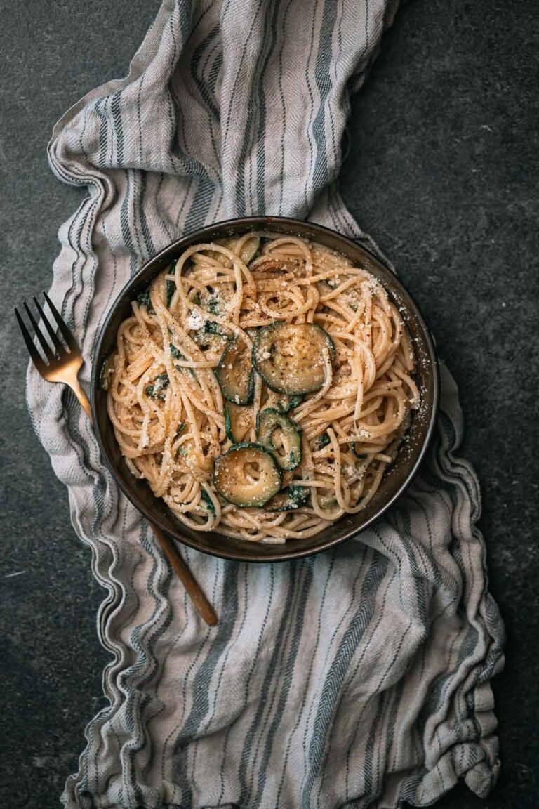Spaghetti Nerano met gebakken courgette en Parmezaanse kaas