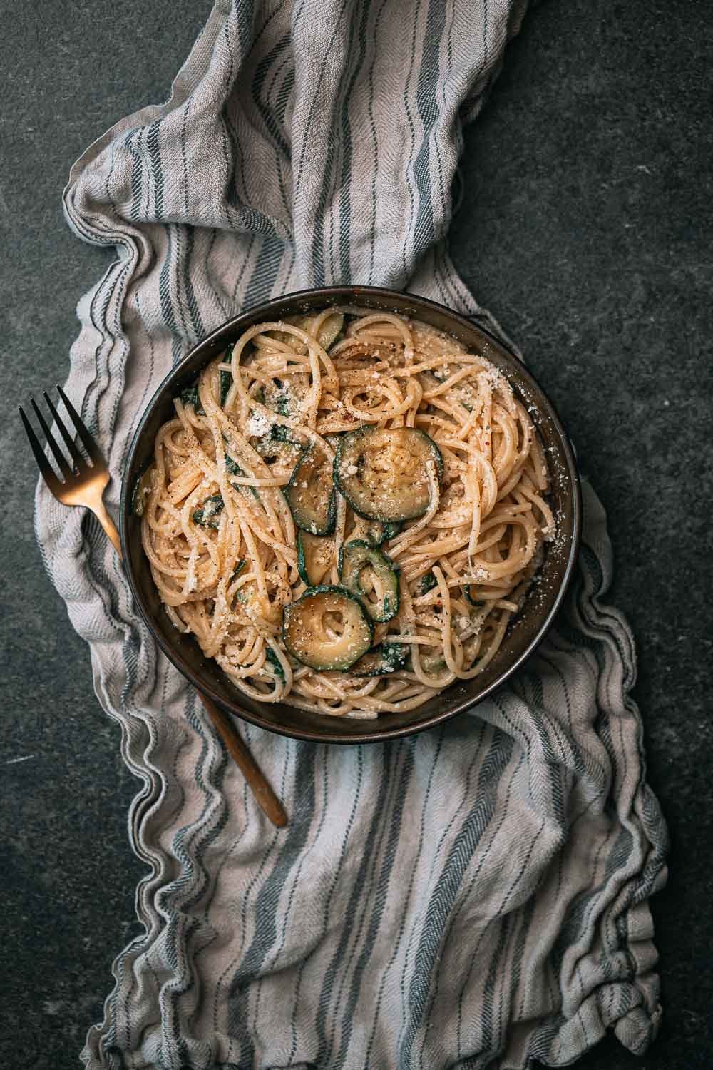 Spaghetti Nerano met gebakken courgette en Parmezaanse kaas