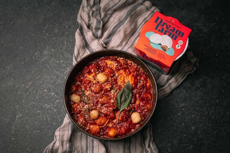 Gnocchi sorrentina met tomatensaus, basilicum en mozzarella
