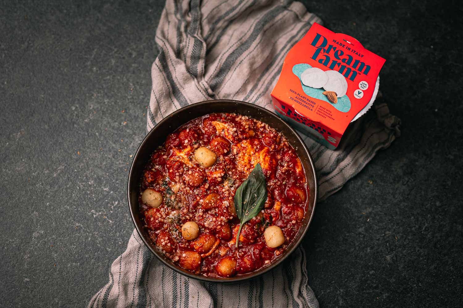 Gnocchi sorrentina met tomatensaus, basilicum en mozzarella