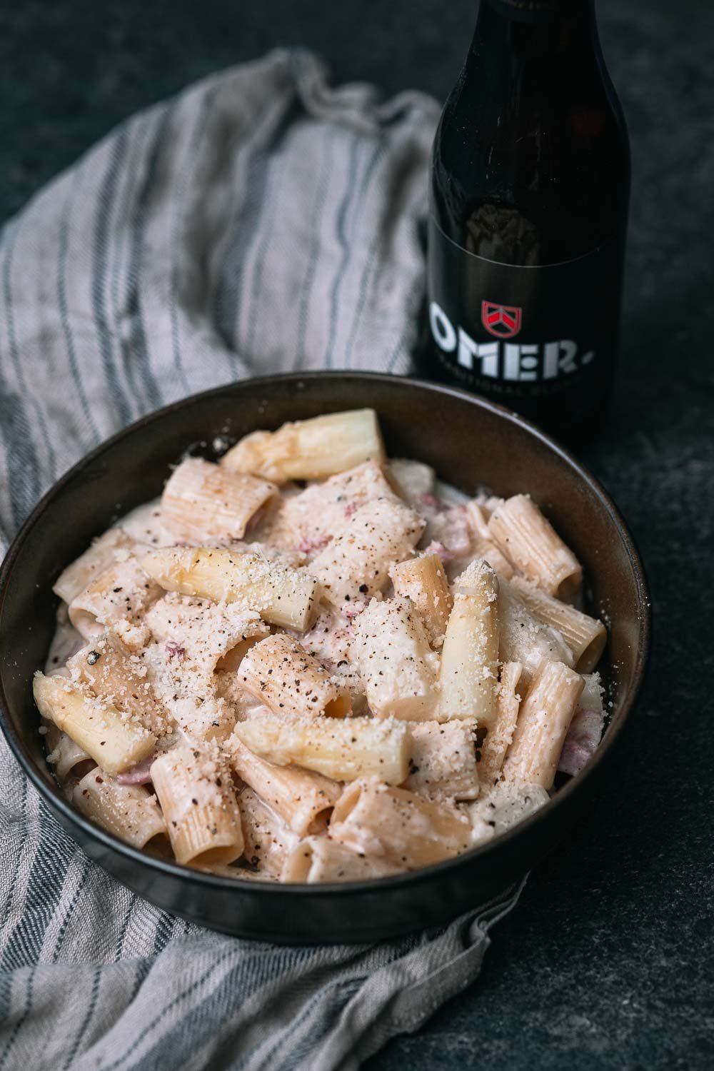 Romige pasta met asperges, pancetta en Parmezaanse kaas