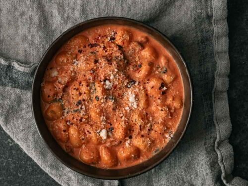 Romige gnocchi met zongedroogde tomaten en Parmezaanse kaas