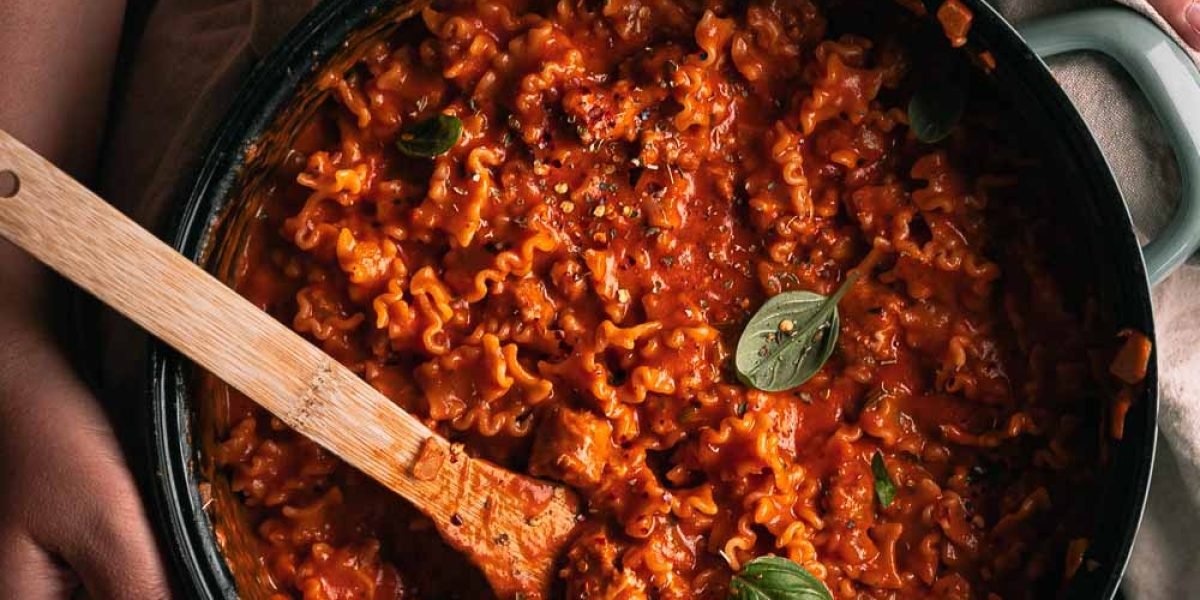 Lasagnesoep met pasta, gehakt, tomatensaus en kaas