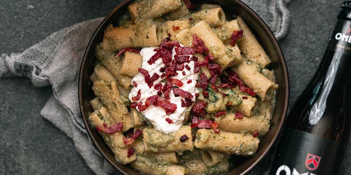 Courgettepasta met spek, burrata en OMER