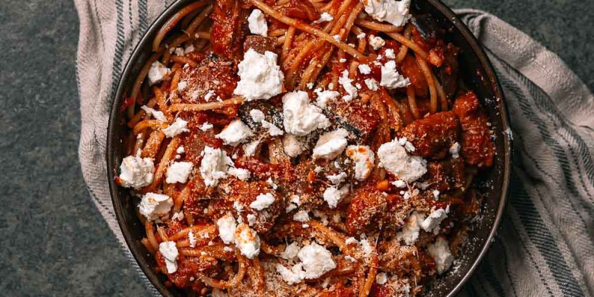 Pasta met aubergine, merguez & feta