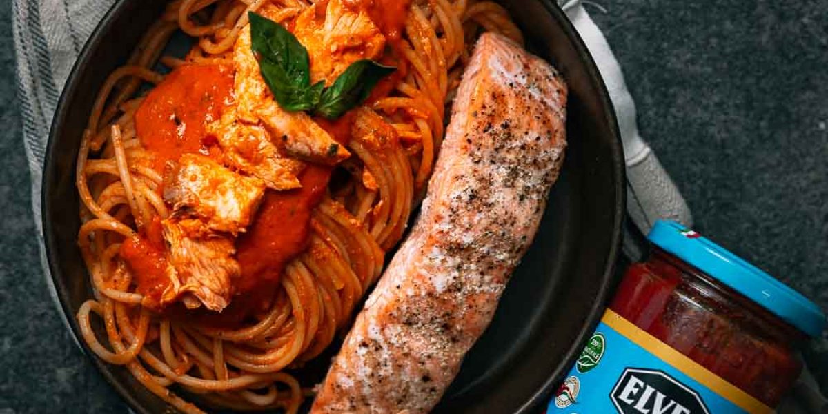 Spaghetti met romige zalmsaus en een stukje zalm naast
