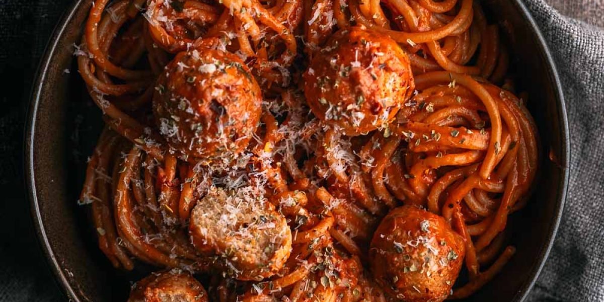 Spaghetti met kippengehaktballen in romige tomatensaus