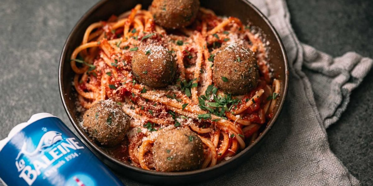 Pasta met aubergineballetjes in tomatensaus en Parmezaanse kaas