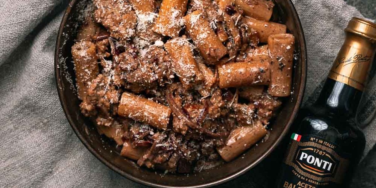 pasta met gekarameliseerde uien en balsamico azijn