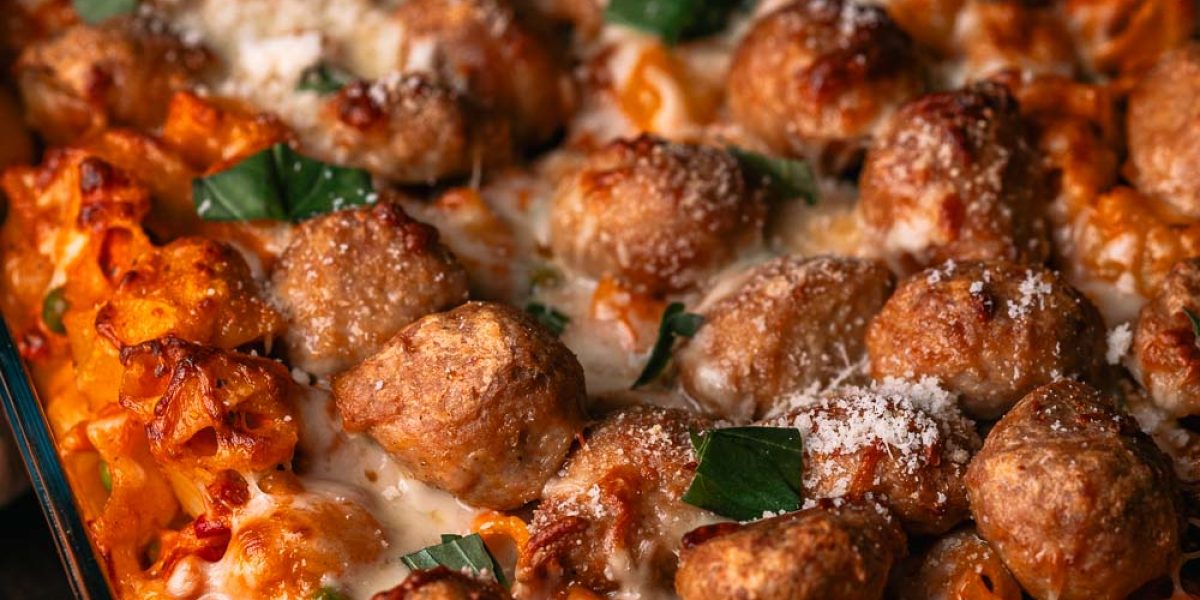 Snelle pasta ovenschotel met gehaktballen van kippengehakt