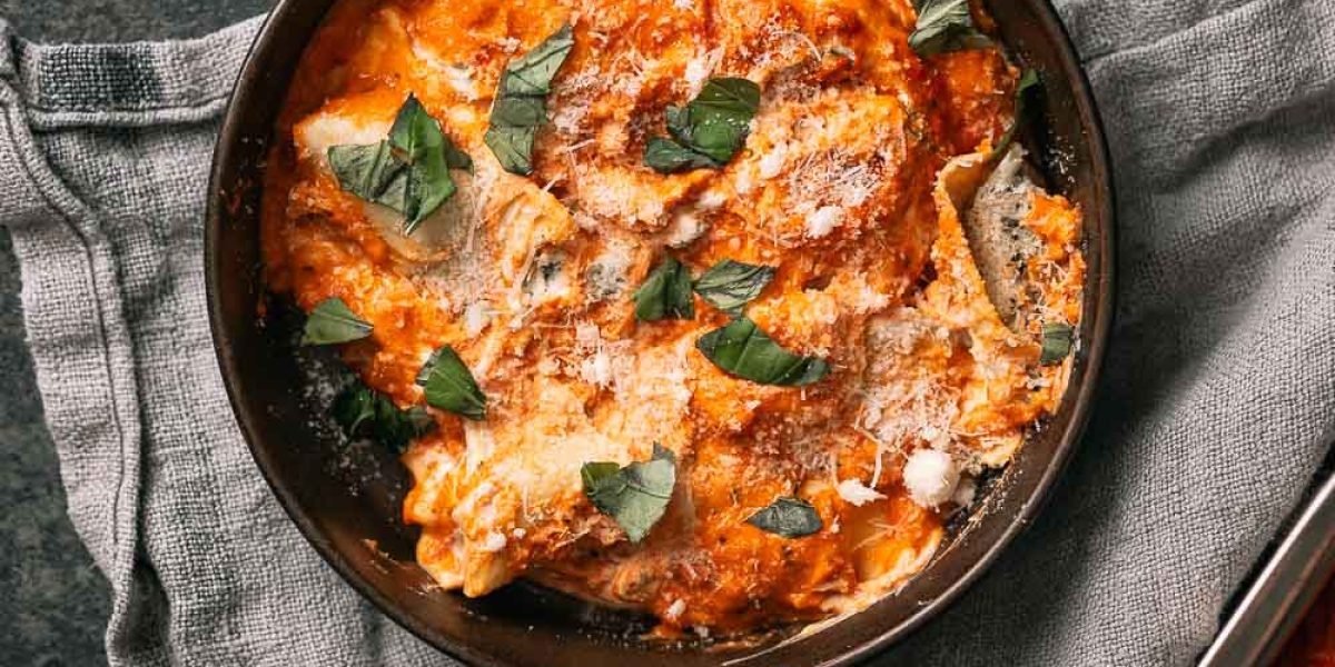 Ravioli lasagne met tomatensaus, ricotta, mozzarella en basilicum